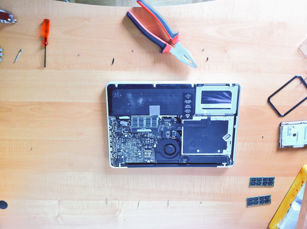 BscSch's tweet photo. nervös wie beim bombenentschärfnungsdienst. mbp jetzt aber mit neuem ram, ssd &amp; akku fit wie nie. #macbook https://t.co/gwP3bH47mQ