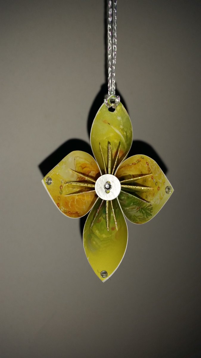 BDB_DBinx's tweet photo. X4. 'Christmas Star' tree decorations  
#BDBArt #uniqueart #1offs #paperflowers #handmade #art https://t.co/97wXzaKyH2