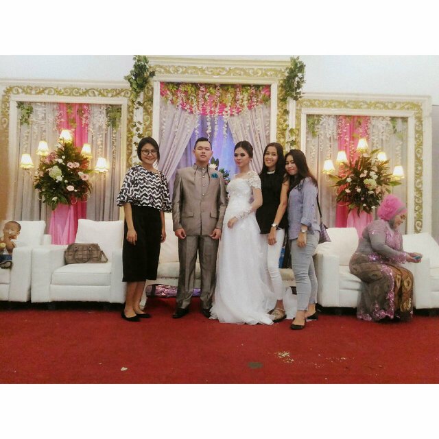 RadenSari2's tweet photo. Happy wedding sheerr☺ tinggal kita bertigaa yg beluum nikah huhu semogaa kita menyusul hehehe amiin https://t.co/xH1MoCdO7q