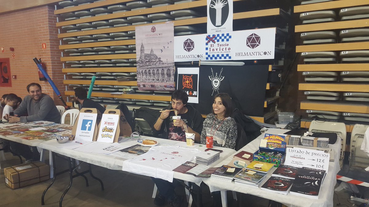 El stand de <a href="/Helmanticon/">Jornadas Helmanticon</a> tiene DE TODO. Sobre todo, gente simpática 😉