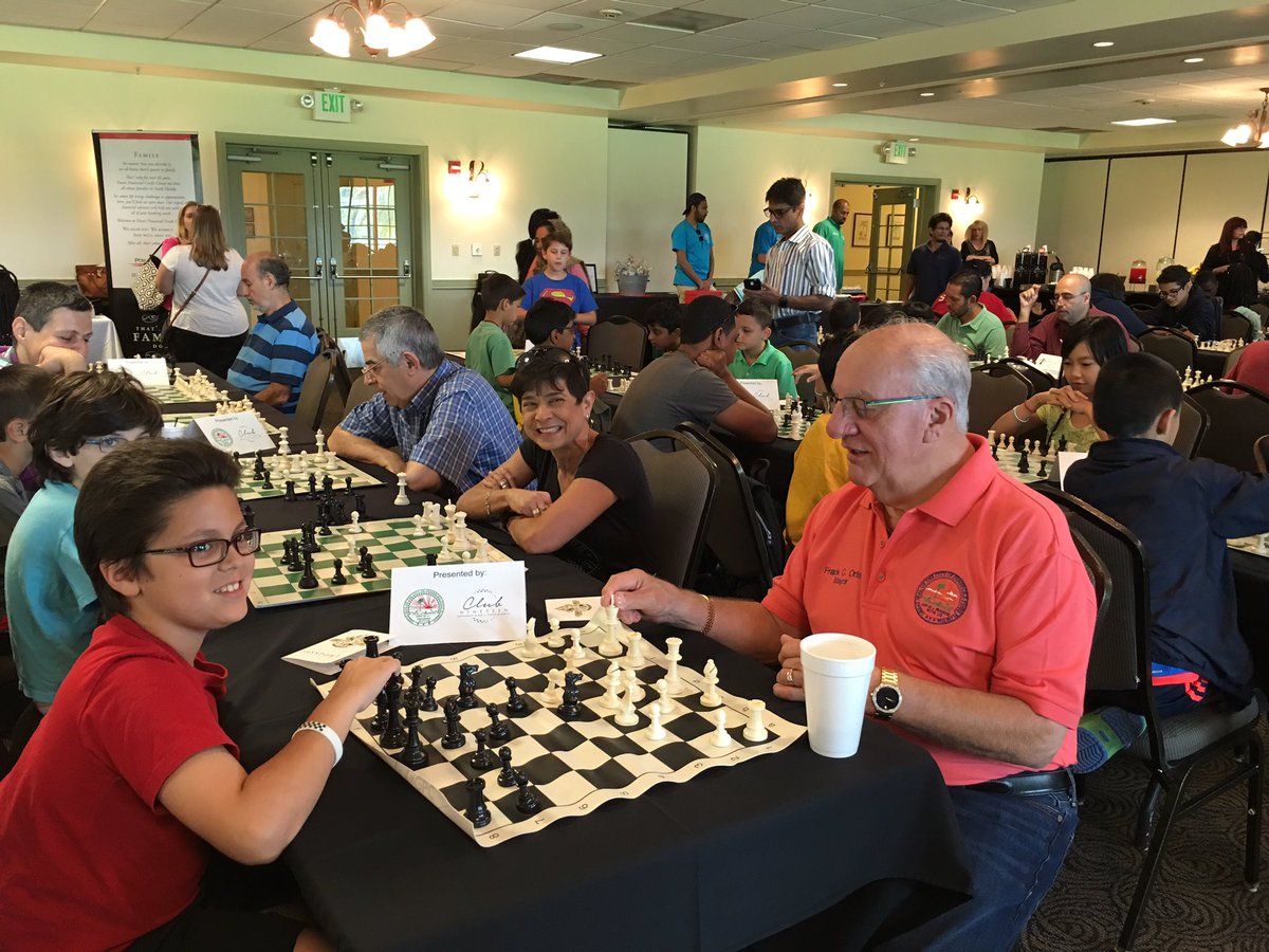 Principal Saef and Mayor Ortiz enjoy a good chess challenge @BrowardOSPA <a href="/PantherRunElem/">Panther Run Elem</a>
