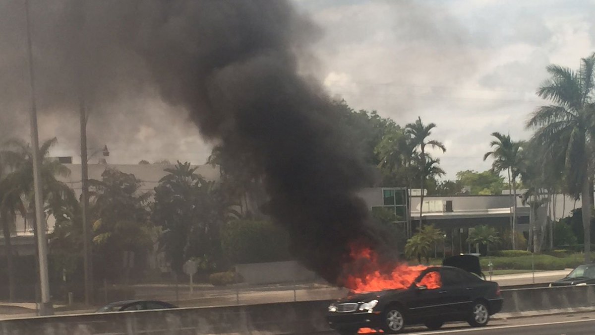 Flames engulf Mercedes Benz on I-95 bit.ly/1SSag5J?utm_me… https://t.co/cG4FuraxPQ