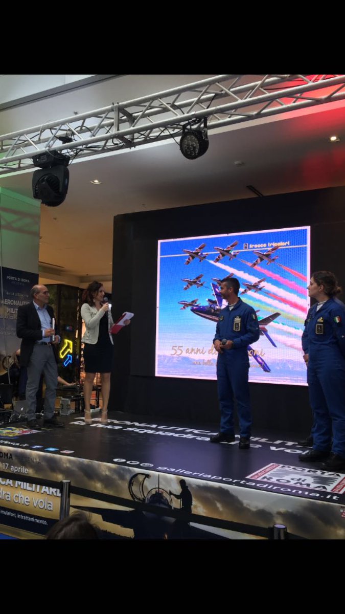 ItalianAirForce's tweet photo. 16Aprile, #PortaDiRoma. #Comandante PattugliaAcrobaticaNazionale alla presentazione libro #55PAN @FrecceTricolori https://t.co/5lSLQ0s7Xh