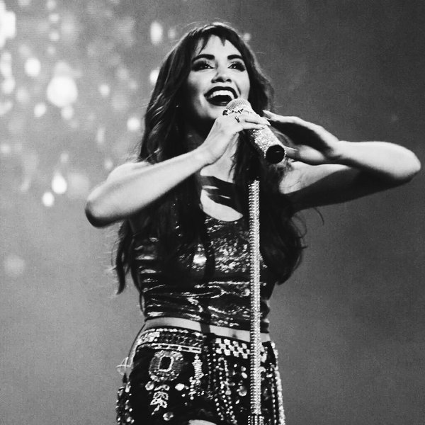 sonreimosxLE's tweet photo. ''Una chica de barrio que toca el cielo con las manos pero que tiene los pies sobre la tierra'' @laliespos TE AMAMOS https://t.co/rWNHMIVxee