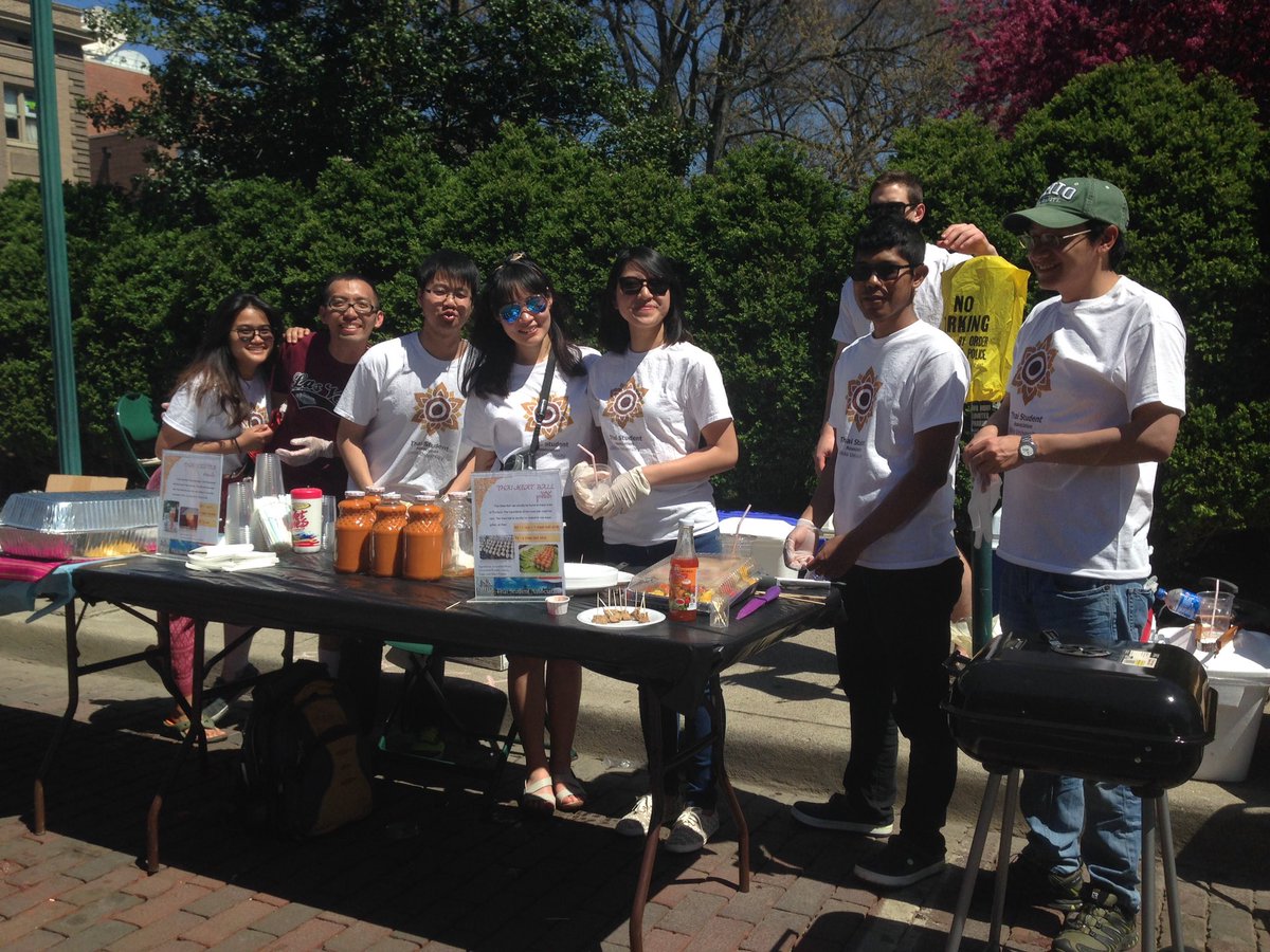 OHIOIweek's tweet photo. Thai tea for sunny day at #ohioiweek16 #OUStreetfair16 @IEPOHIO @OHIOStuAffairs @OhioU_GreekLife @ScrippsOU https://t.co/4uskDiuovx