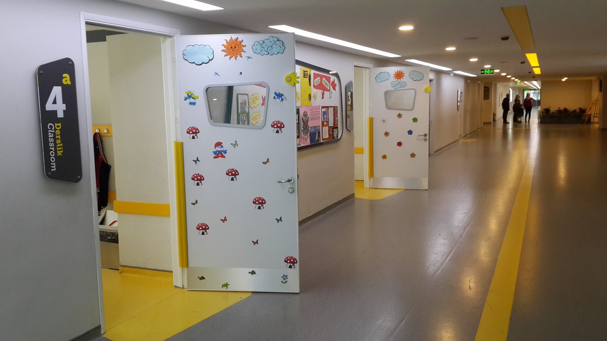 Bir çocuk, kapının arasında elinin sıkışabileceğini veya arkadaşıyla oynarken arkadaşının...
facebook.com/labirentcocuk/…