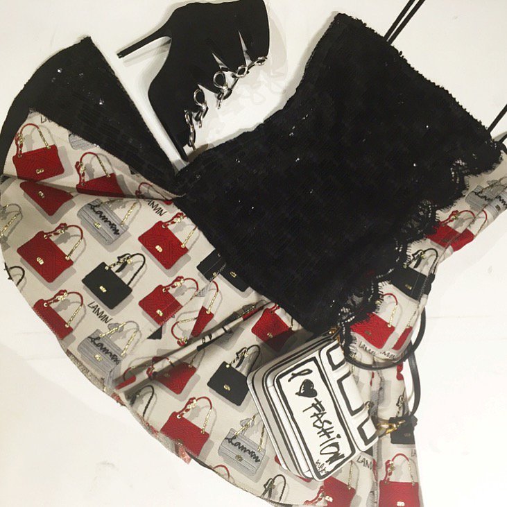 LinseyRead's tweet photo. Lanvin ๐.... Handbag dress โค๏ธWowโค๏ธ... One only in store ๐๐ป piece of Art ๐๐ผ... Think I need this ๐How amazing #innow๐ https://t.co/fSFjtT1unU