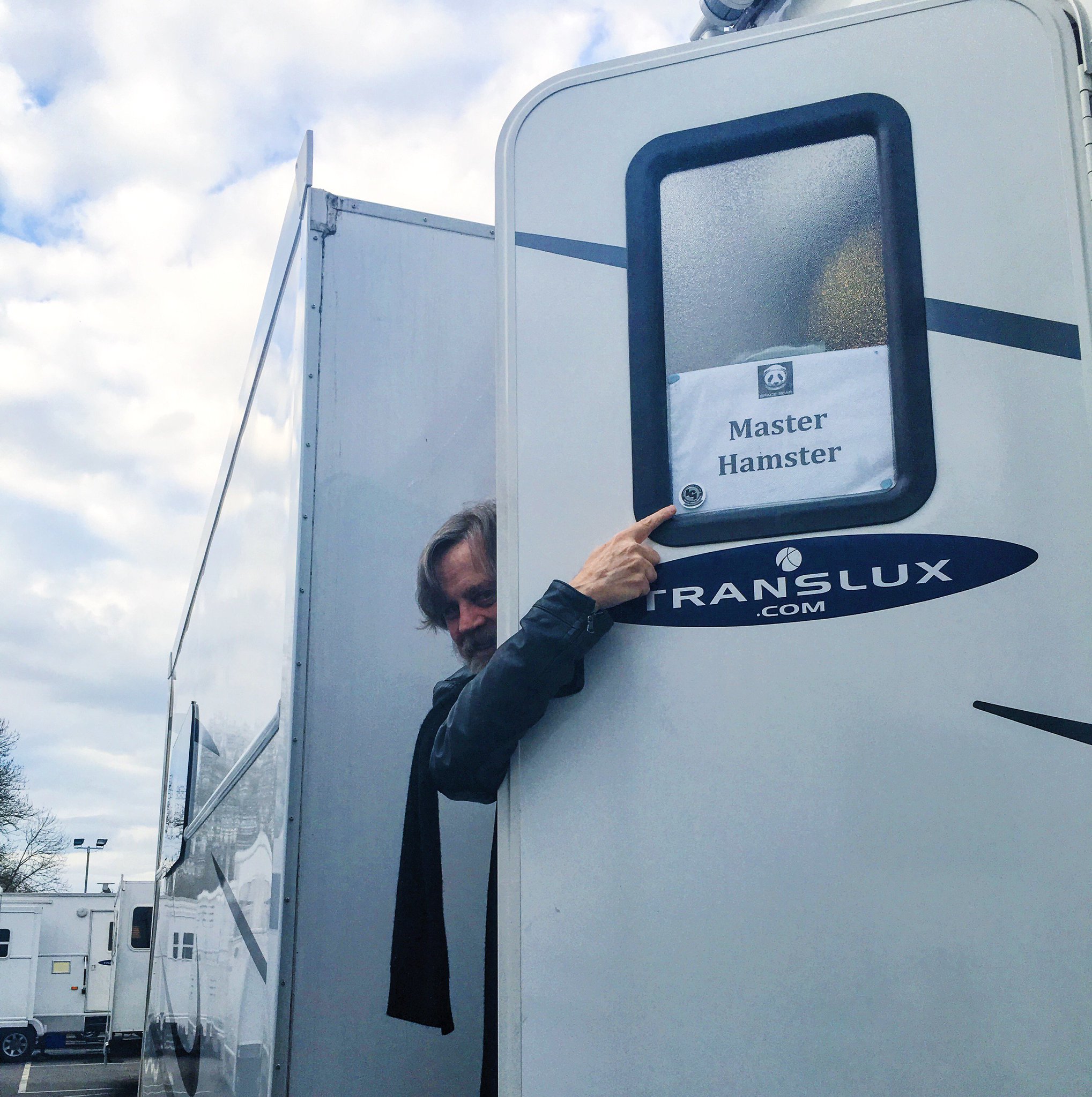 CgL5S95WEAMOSev.jpg:large