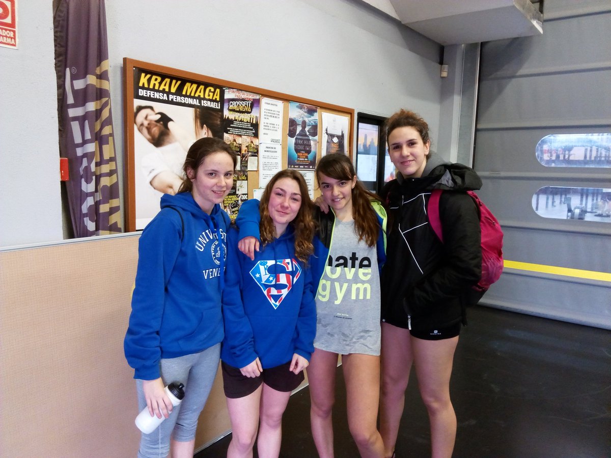 paula_burgos98's tweet photo. Saber q siempre puedo contar con ellas aunq ya no las vea tanto😊🏊 #Crossfit 💪💚 @nuriagarcia08 @marinicovi  @ireene0 https://t.co/FcLmywfvfZ