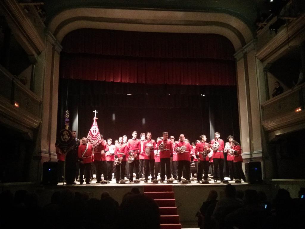 Momento de la actuación de hace unos minutos en el Teatro Principal de Rioseco.Gracias <a href="/NazarenosBand/">A.M. Nazareno y la s</a> por invitarnos