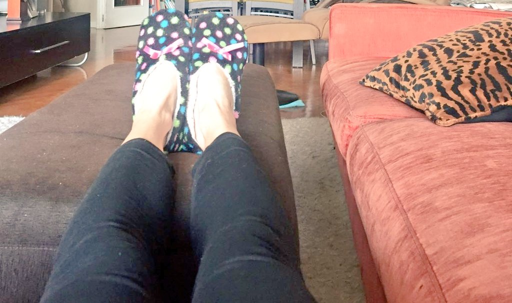 Belarbelleza's tweet image. Tarde de tirada el sofá, qué gozada de sábado! #Sabadode #sofaymanta #lluvia #pamplona