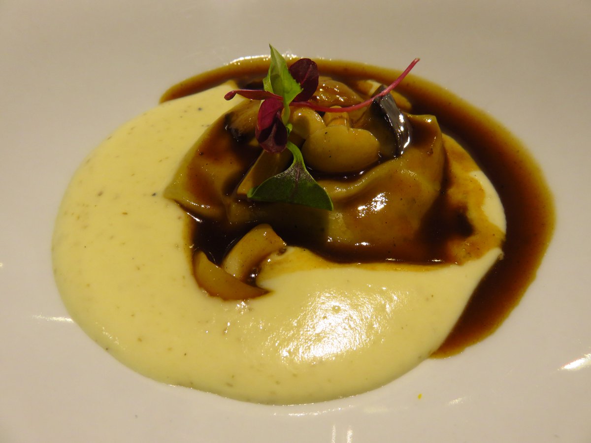 igorcubillo's tweet photo. Ravioli de rabo de ternera, hongo, oloroso, espuma de patata y trufa, ... Restaurante Lola #Berantevilla @Lola_Rte https://t.co/3FhomeUrfw