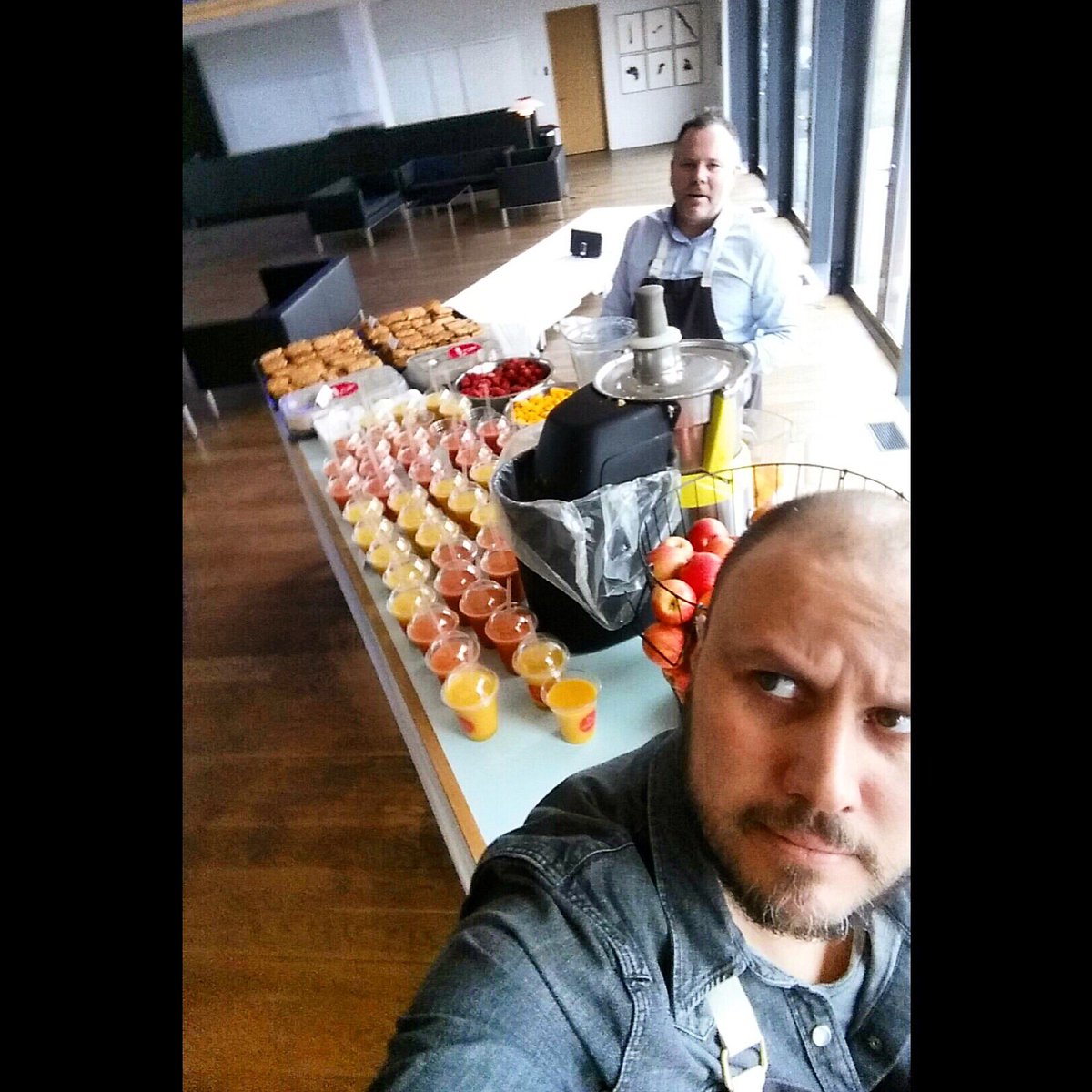 The Lemon owners at a saturday pop up 🍋🙌🏼🍎

#lemon #lemoniceland #juiceit