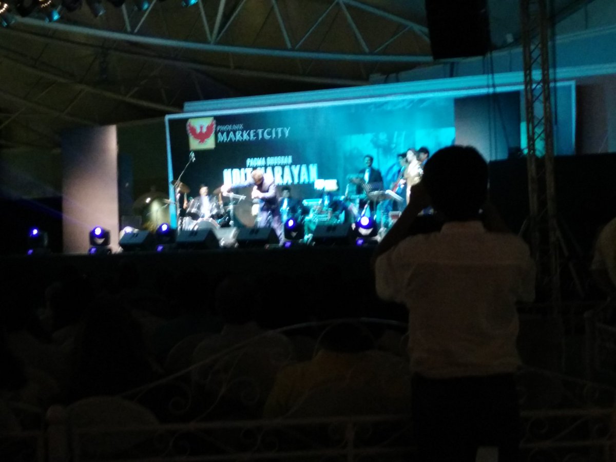 MarketcityKurla's tweet photo. Listening to Udit Narayan singing khaiyke paan banaras is a treat to soul. #UditNarayanlive https://t.co/yHmDNSAD2v