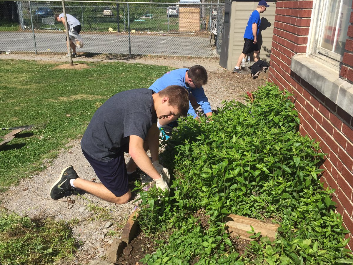 MannCenterSU's tweet photo. .@SamfordATO volunteering with @cornerstone_al. Where are you getting engaged for Samford Gives Back? #GetEngagedSU https://t.co/RWvpaluOBx