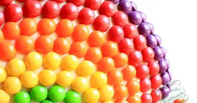 Gâteau arc-en-ciel aux skittles goo.gl/UiV1xU