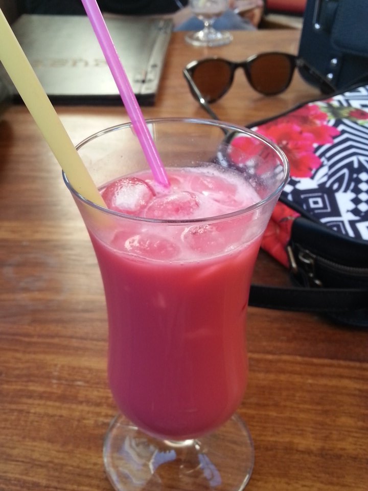 kalpbeyinsavasi's tweet photo. @BayazhanGusto Çilekli milkshake istedik kutu süte buz atıp getirmişler teşekkürler 👎👎 #beyazhan #gusto #gaziantep https://t.co/ECDsskrcC6