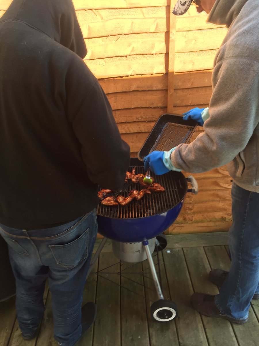 Dr_Evil_BBQ's tweet photo. Men at work... #wingting #pigout https://t.co/As4zm6NfGx