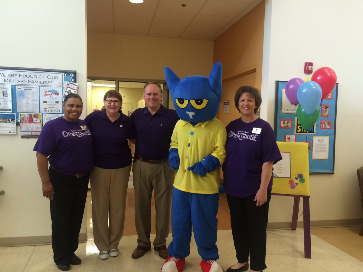 ksu_ccd's tweet photo. Pete the Cat advises the Advisory Board 😸🙀#KStateOpenHouse https://t.co/Vv6WNgU1gP