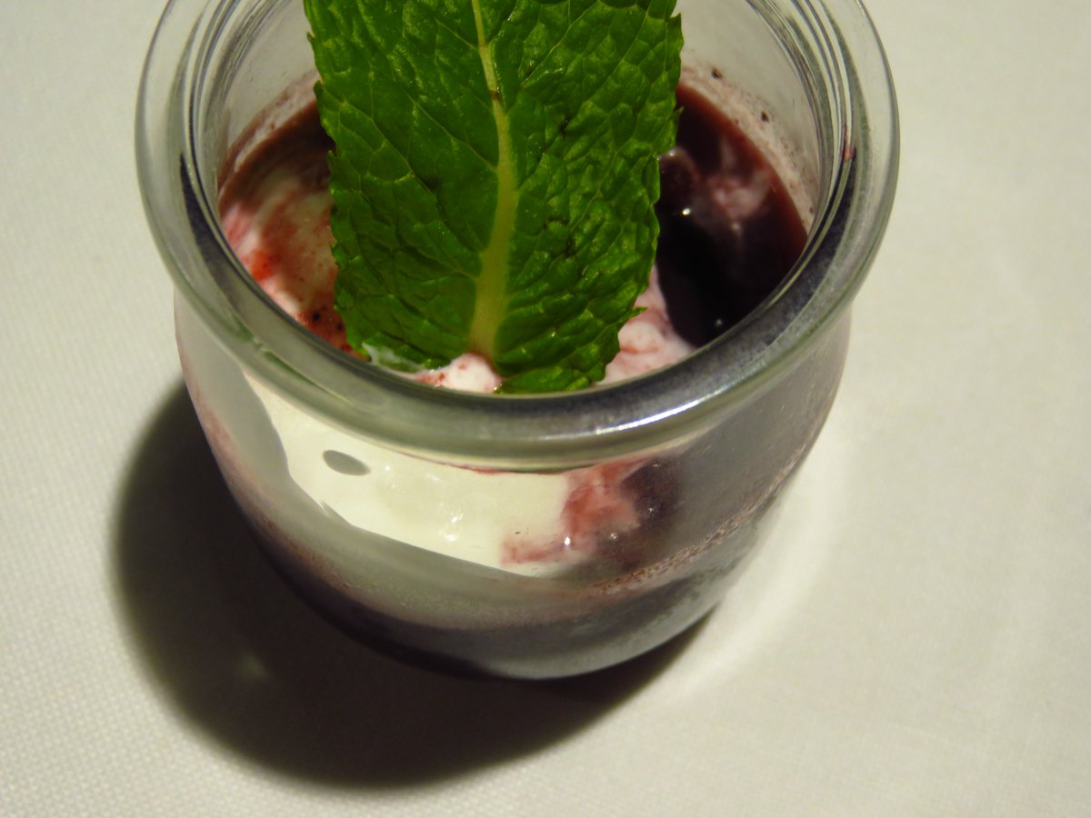 igorcubillo's tweet photo. Infusión frutos rojos y helado de yogur búlgaro (y era un idioma...) Restaurante Lola #Berantevilla #Álava @Lola_Rte https://t.co/zNkGnfIYta