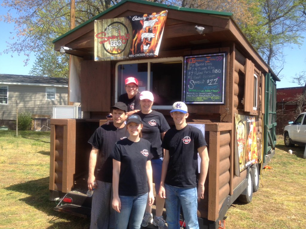 SparkysKGBBQ's tweet photo. Sparky' crew all ready to serve you. @fredbrewfest #smokingthecompetition https://t.co/UvEkTOzEUU