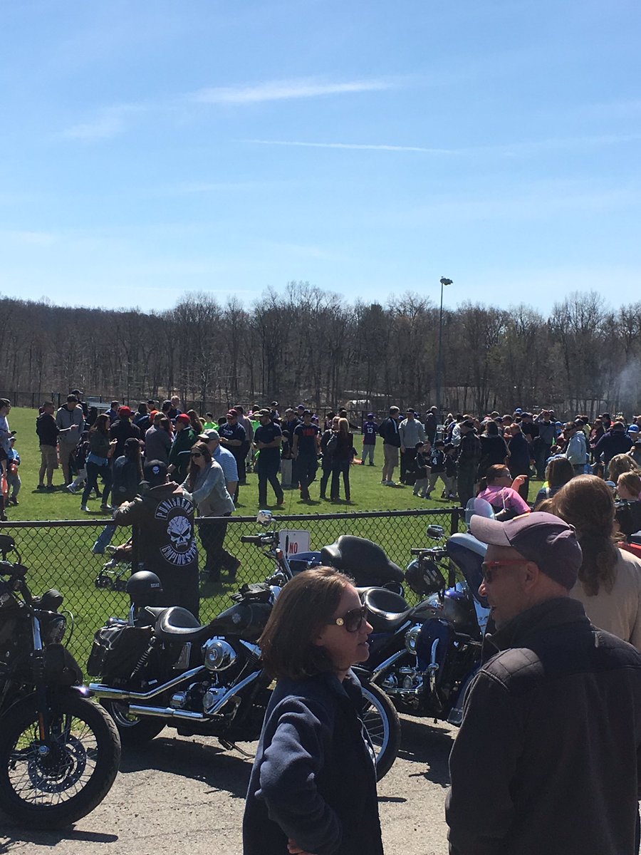 NotoFrye's tweet photo. @TempoMentalPVHS performing at PV Little League Opening Day #LLOpeningday @Put_ValleyHigh @ski626 @PutnamValleyCSD https://t.co/QIn3d975II