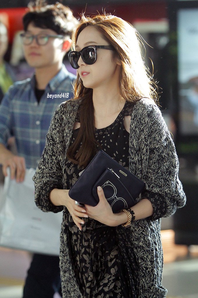 jsy fashion on X: 140428 Jessica Jung @ Incheon Airport by Jessture  #sicasairportfashion #airportfashion #FlyWithJessica   / X