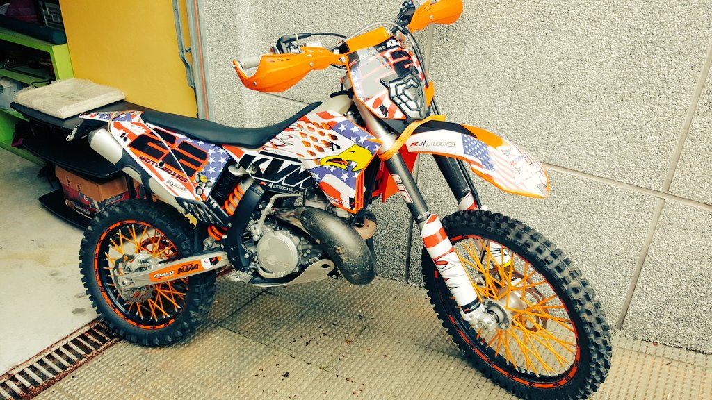 ClubMotero's tweet photo. Bueno pues ya tenemos otra ktm preparada para otros pocos kilómetros,motor entero echo y carcasas con kit pegatinas. https://t.co/gGqmmp061V