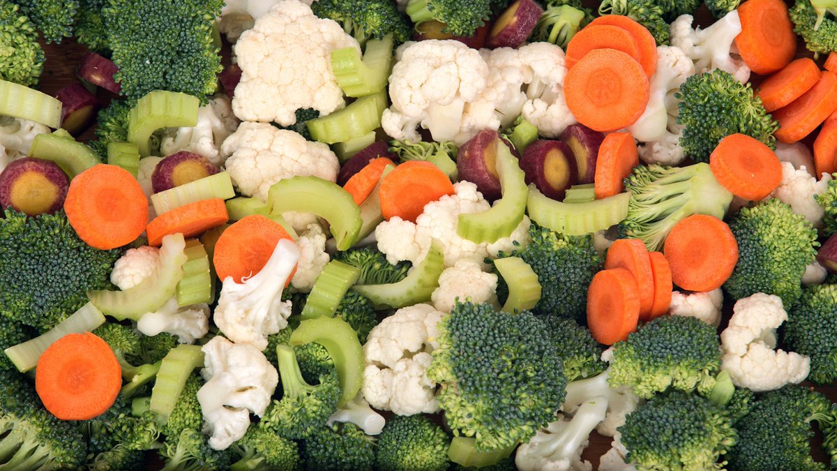 business's tweet photo. From vending machines to wellness programs, how to fix food in the workplace https://t.co/L8loealFIY https://t.co/H1ZuFawHmn