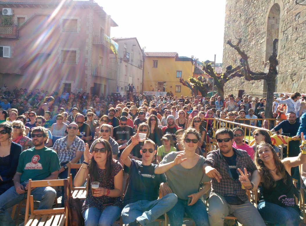 SiviLaCanya's tweet photo. La plaça de #Montagut plena de gom a gom. Som centre neuràlgic de glosa #CombatCorrandes https://t.co/R9LjCuYV4V