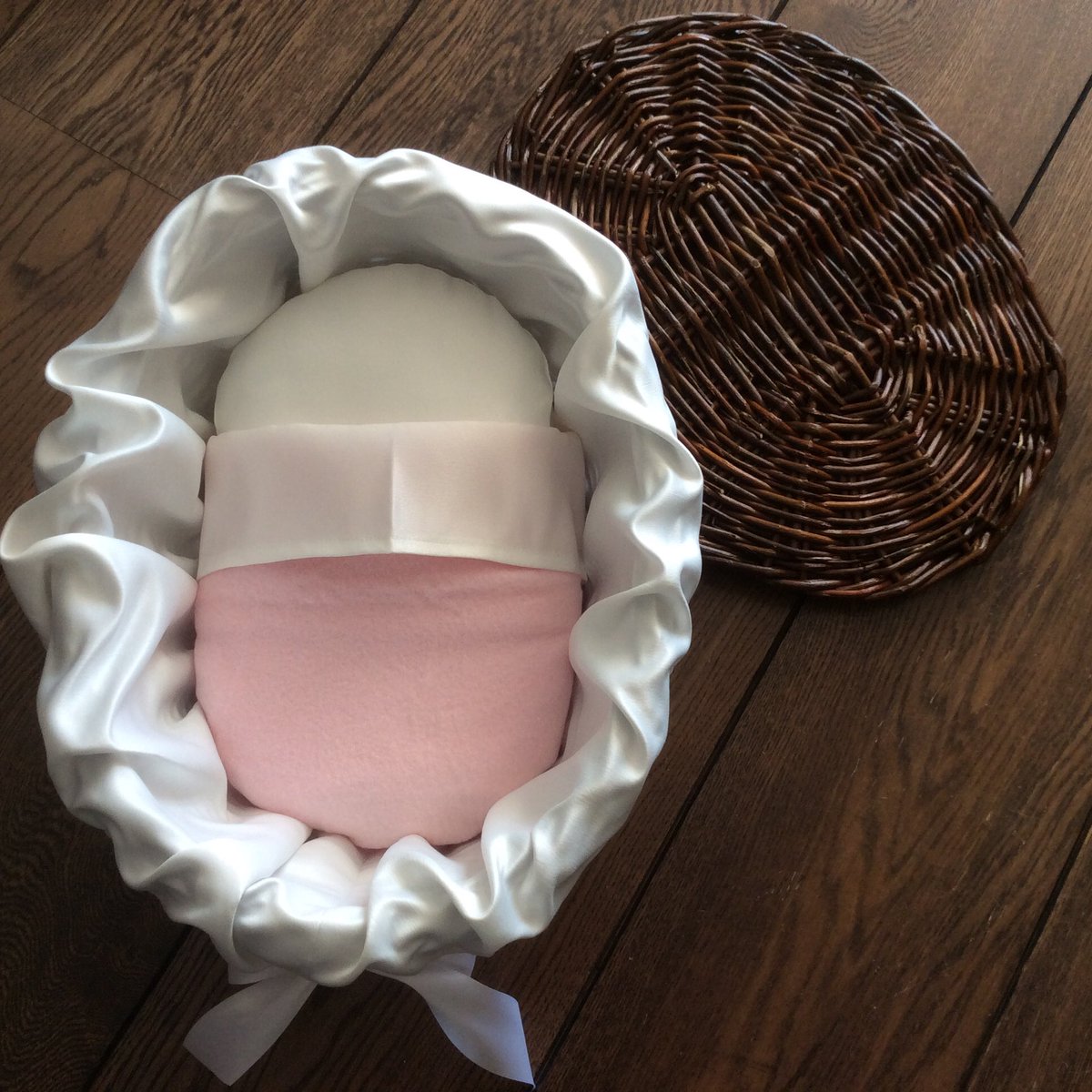 Bij Prematuurkistje.nl deze mooie prematuur baby uitvaartmandjes met satijnen bekleding...