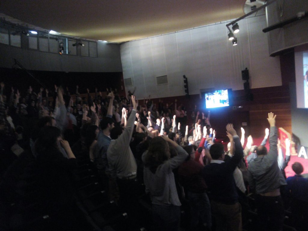 andreanuba's tweet photo. De esto que colaboras con @TEDxAlmMedieval y acabas haciendo una #haka para el público #TEDxAlMed #shakeitmixit https://t.co/1ZJ1vQjt1i