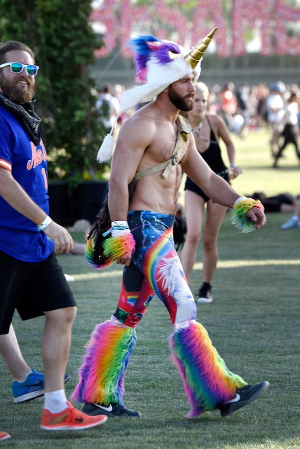 FlashTVLA's tweet photo. Lo mejor del Street Style de #Coachella2016 + https://t.co/WOHfkKgGIy RT #Coachella < https://t.co/jhiEnQo37s