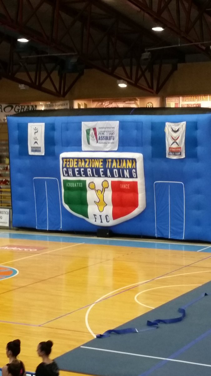 GNGelain's tweet photo. Campionato italiano con le mie piccole cheer! 💙💛 BCM! https://t.co/ZrfMBD3d5o