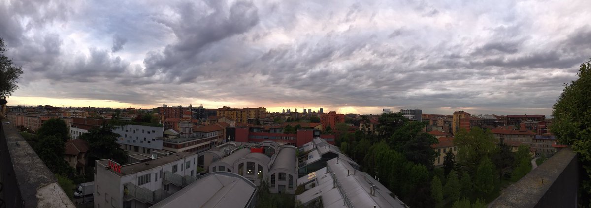 Se siete in zona Lambrate non perdetevi assolutamente il tramonto da Via Ventura 15, ultimo piano. #Fuorisalone