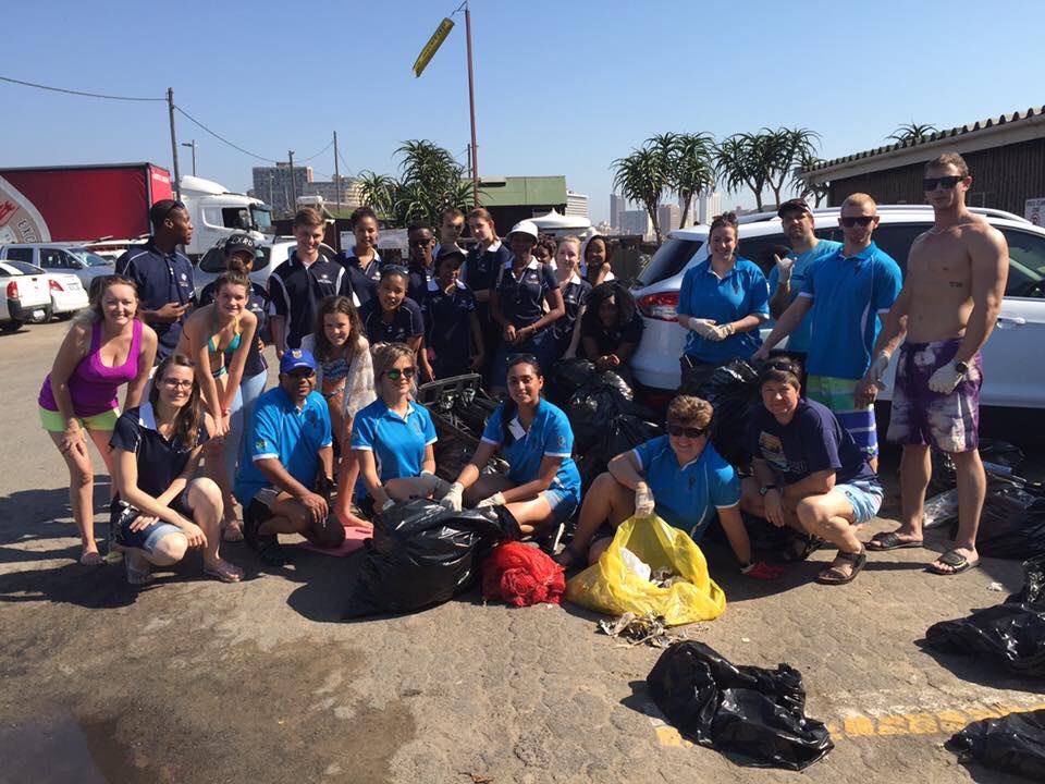 MACE_Lab's tweet image. Another successful beach clean-up for our lab! #MACELab #Roxy&apos;sScubaSchool #BubblesTheMermaid #beachcleanup #DUC