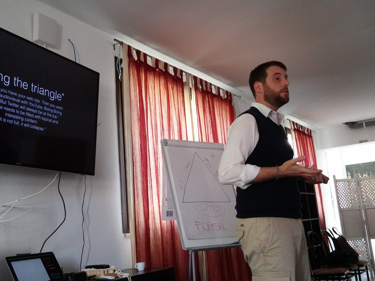 ChiaraBianchini's tweet photo. .@columdonnelly show allo stage @assodima1 sulla comunicazione in emergenza e social network #SMEMchatIT https://t.co/QrwElUi3q6