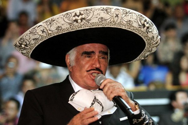 noticiaaldia's tweet photo. El rey de la ranchera Vicente Fernández se despide de los escenarios https://t.co/tvJTwr0Xz0 https://t.co/3lkdaZKunW