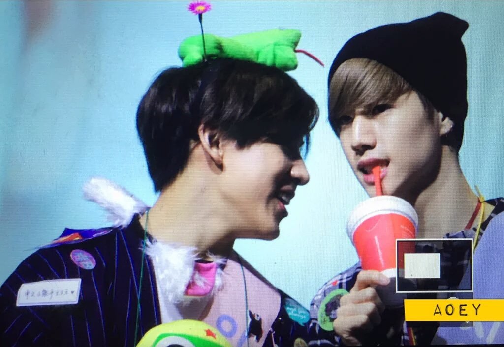 oslolove2004's tweet photo. นี้แก้วใบเดียวกันหรือคนละใบอะ? #MarkBam https://t.co/b2vTHlbf7u