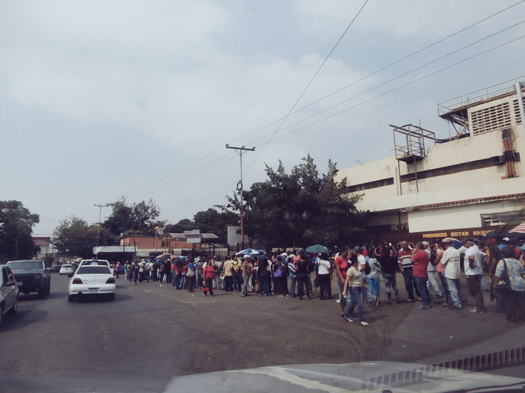 AlbertValeroE's tweet photo. Esto es ahorita en #Naguanagua pero es una realidad q se repite en todo el país, es humillante! Vzla #CambioYa https://t.co/ohw9hncMgs