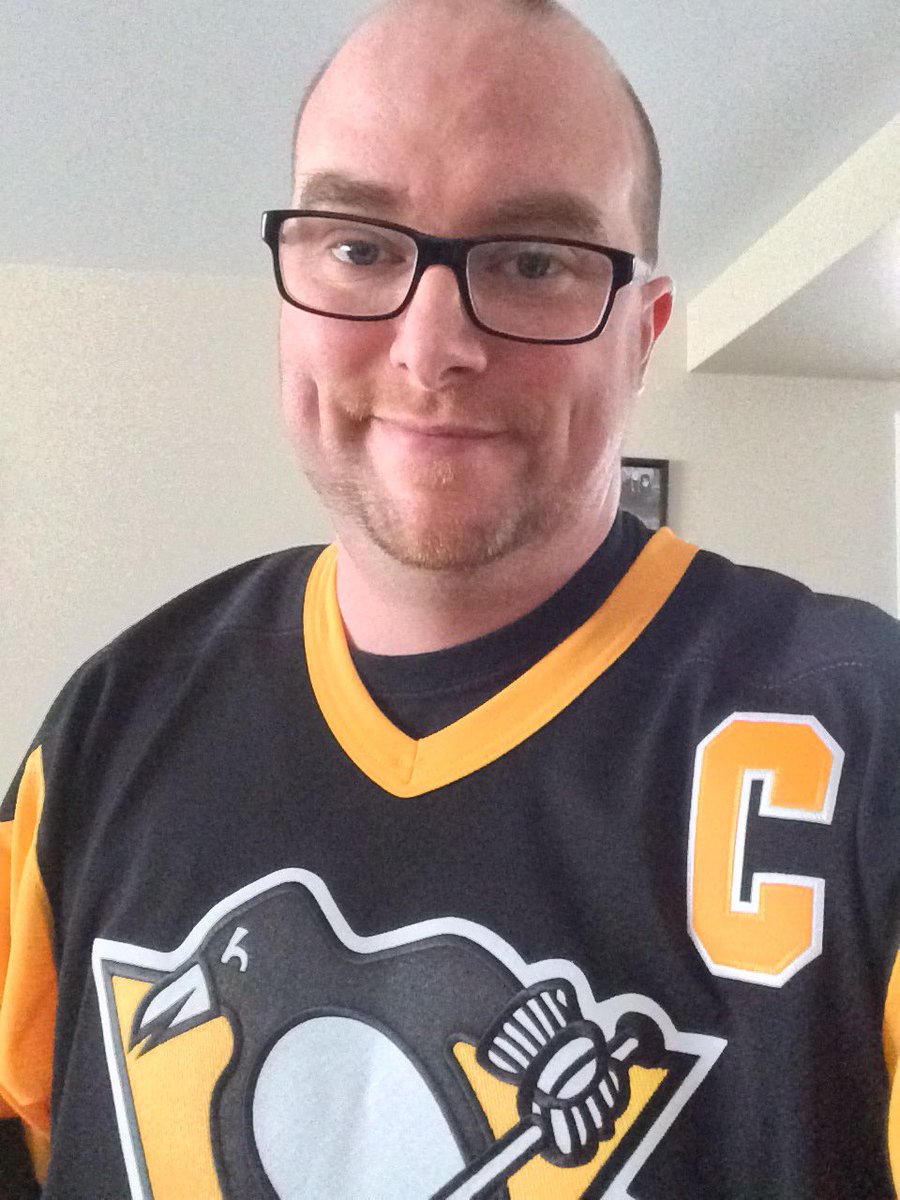 jodz4life's tweet photo. @AngryBearsOgre @AngryPensGnome I don't know if I could fit shoulder pads either #butimfat ๐ค https://t.co/At6gRWfGhS