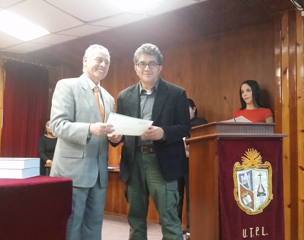 utpl's tweet photo. Entrega de certificados a miembros de la RAE participantes en #JornadasCervantinas, por @JoseBarbosaC #RectorUTPL. https://t.co/qj1xPksA55