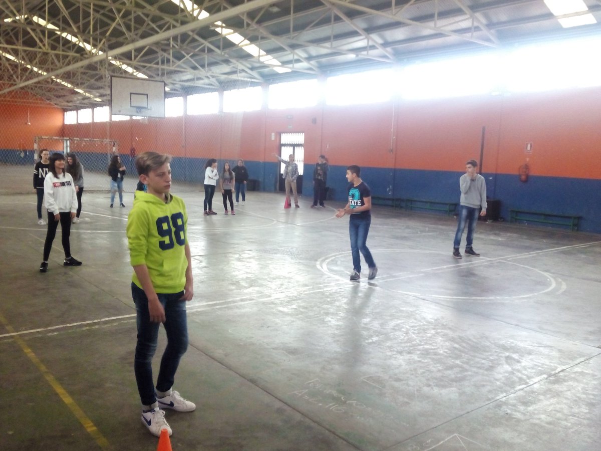 Risas jugando al béisbol además con el pie mola más