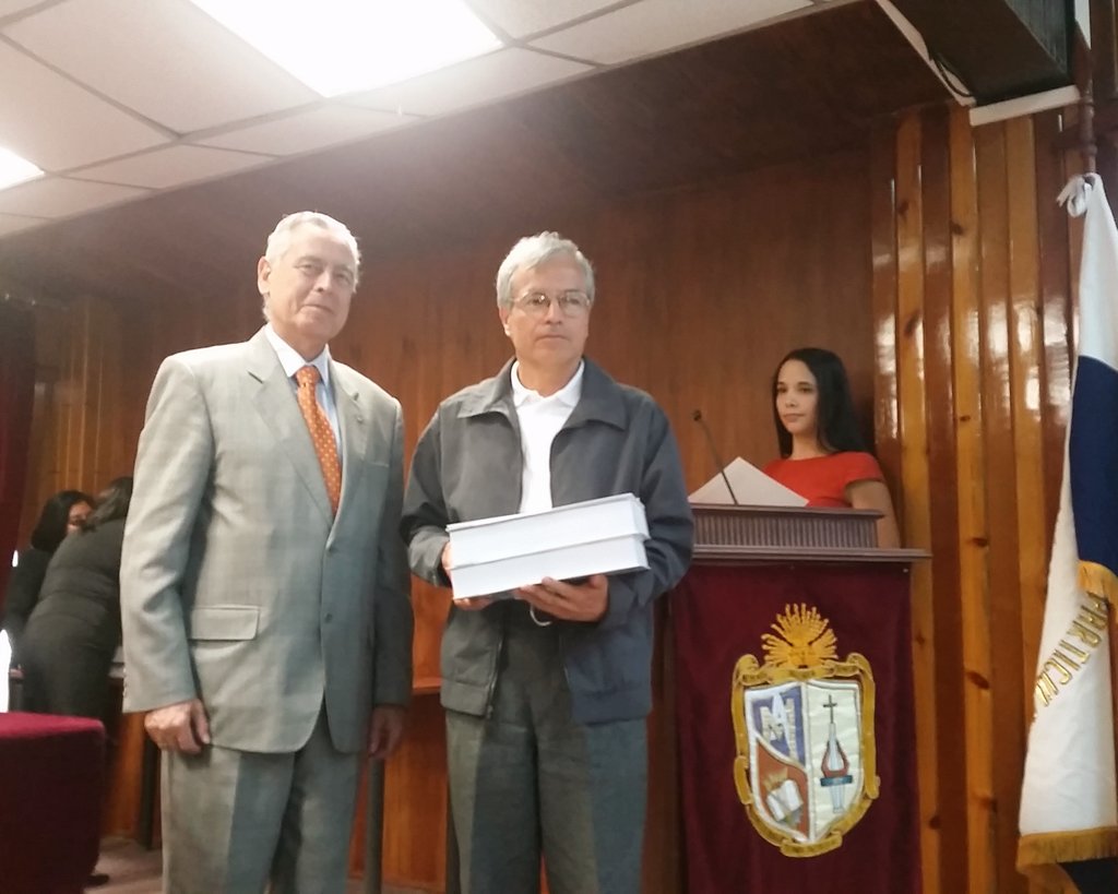 utpl's tweet photo. Entrega de certificados a miembros de la RAE participantes en #JornadasCervantinas, por @JoseBarbosaC #RectorUTPL. https://t.co/qj1xPksA55