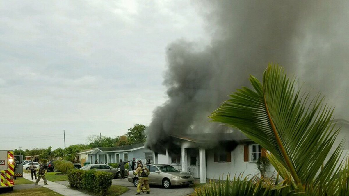 3 homeless after #fire >@MiamiDadeFire @RedCross help bit.ly/1p7aJsC?utm_me… https://t.co/wNMsd3adQj
