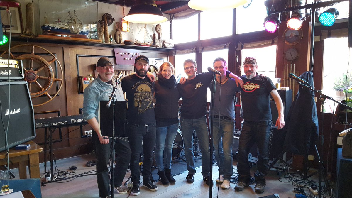 De band zit aan het soundchecken voor vanavond... Roaddogs Classic Rock in <a href="/tHaventje/">Het Haventje van Urk</a> aanvang 21:30 uur entree 3,-