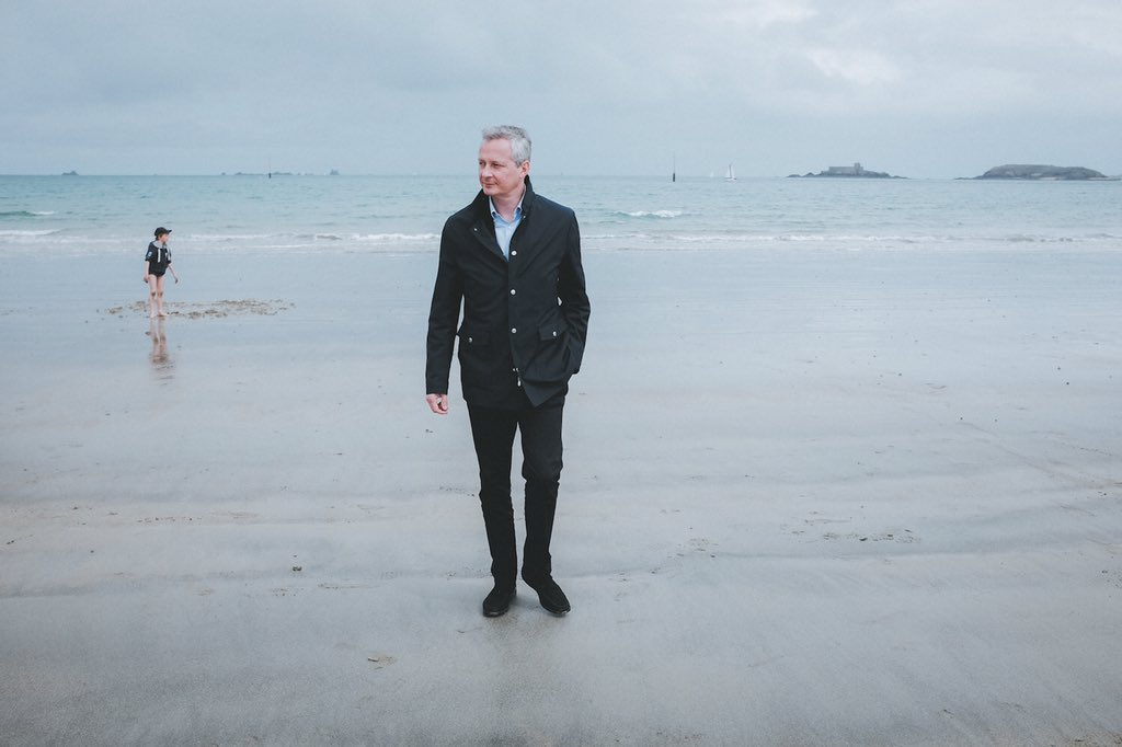 BrunoLeMaire's tweet photo. Impossible de terminer ce #tourBZH sans aller voir la mer, à #Dinard ! https://t.co/bwXuEHoytf