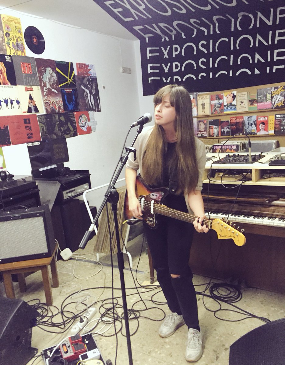Redaccionatomic's tweet photo. Celebrando el @recordstoreday con @soledadvelez en #Flexidiscos 👩🏽🔶🔊 https://t.co/lk9yNRB5VQ