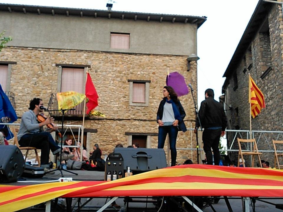 SiviLaCanya's tweet photo. La final dl #CombatCorrandes refugiada republicana del 39, l'altra refugiada siriana #Solidaritat #refugeeswelcome https://t.co/sOTvv42q6s