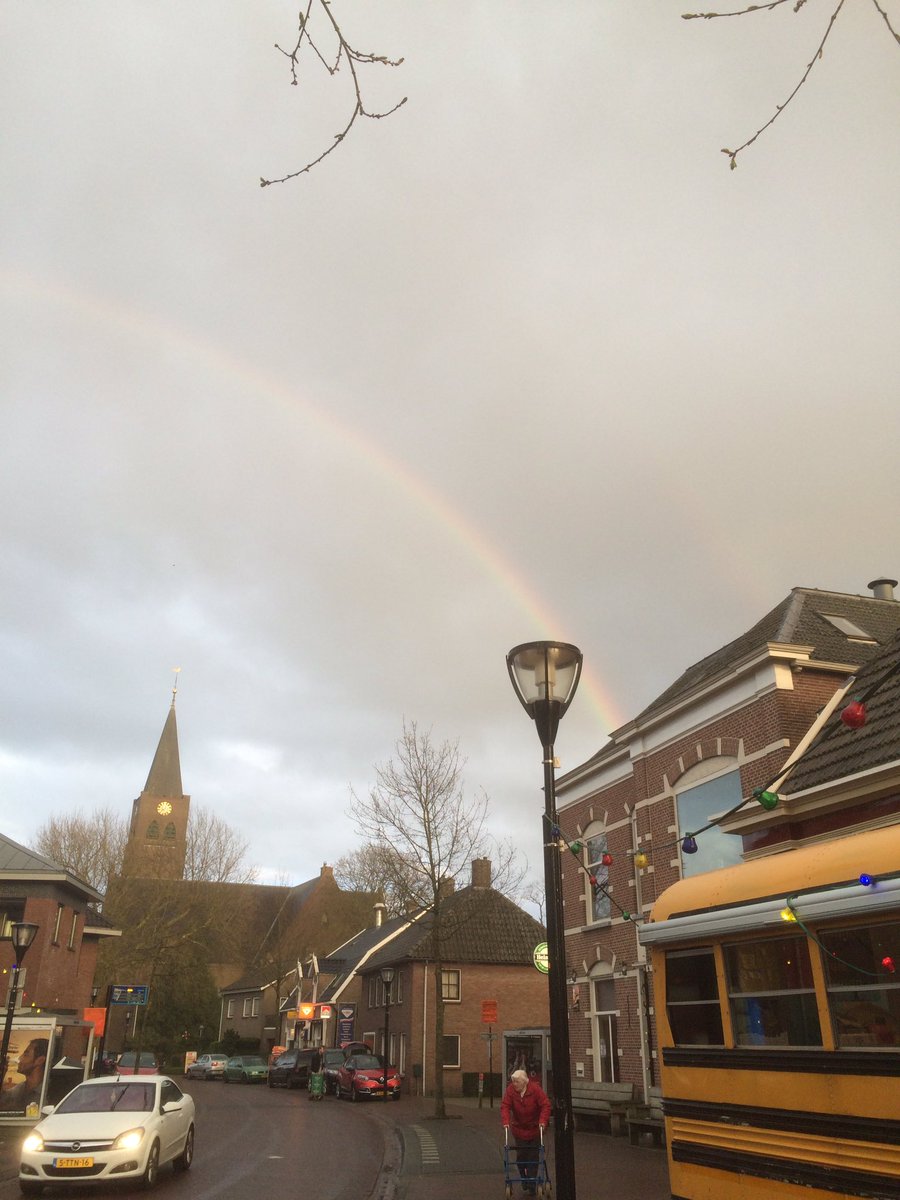 Deze regenboog eindigt in Heino... We beginnen de avond droog en met een optreden van @thetumblingogos